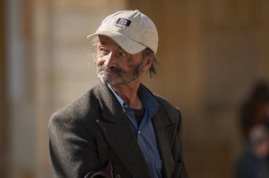 Ön plandaki Portre Yaşlı Adam