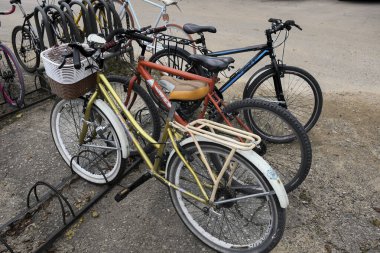 Ön planda park etmiş bisikletler. 