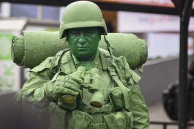 Ön planda bir askerin portresi 