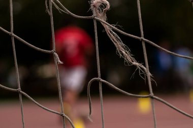 Ön planda birbirine dolanmış dizgiler 