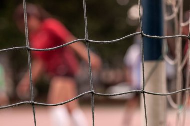 Ön planda birbirine dolanmış dizgiler 