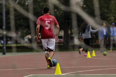 Sırtı olan erkek futbolcu. 