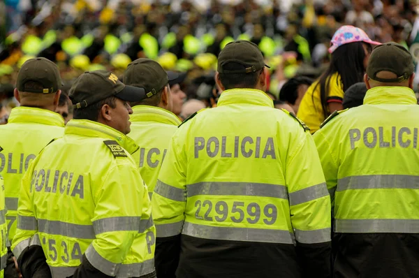 Colombiaanse Politieagenten Met Rug Toekeren — Stockfoto