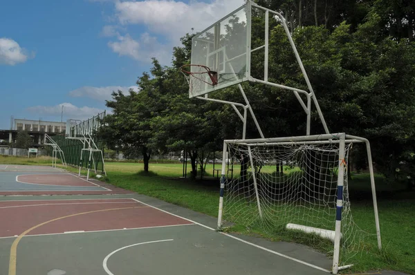 Basket Och Fotbollsplan Förgrunden — Stockfoto