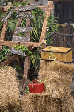 Antika yeşil deri bavul. 