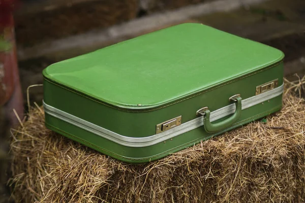 Antique Green Leather Suitcase Foreground — ストック写真