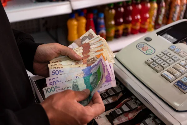 Men Hands Colombian Pesos — Fotografia de Stock