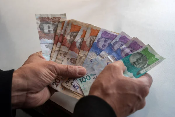 Men Hands Colombian Pesos — Fotografia de Stock