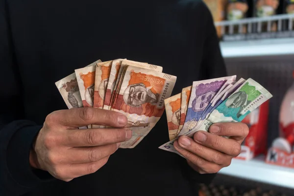 Männerhände Mit Kolumbianischen Pesos lizenzfreie Stockbilder