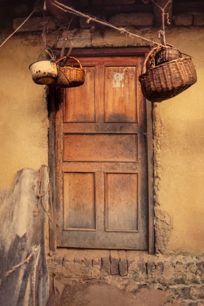 Antique Wood Door Fique Baskets — Stock Photo, Image