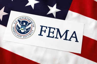Amerika Birleşik Devletleri bayrağı taşıyan FEMA logosu