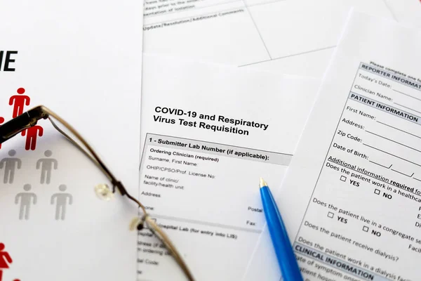 Covid Respiratory Virus Test Requisition Form Com Equipamento Médico — Fotografia de Stock
