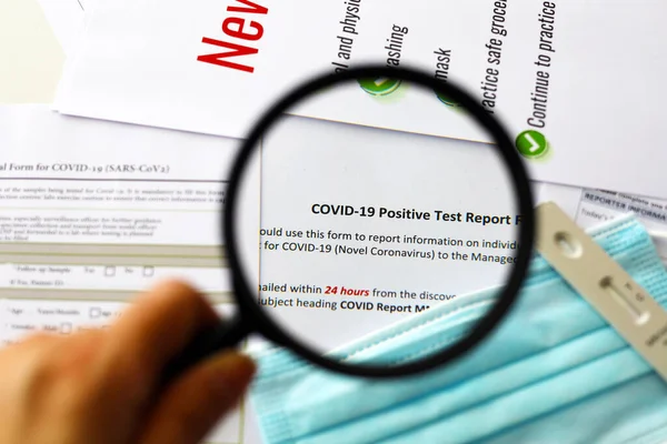 Μορφή Έκθεσης Θετικής Δοκιμής Covid Ιατρικό Εξοπλισμό Ελέγχου Υγείας — Φωτογραφία Αρχείου