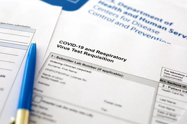 Een Covid Respiratory Virus Test Requisition Form Met Medische Apparatuur — Stockfoto