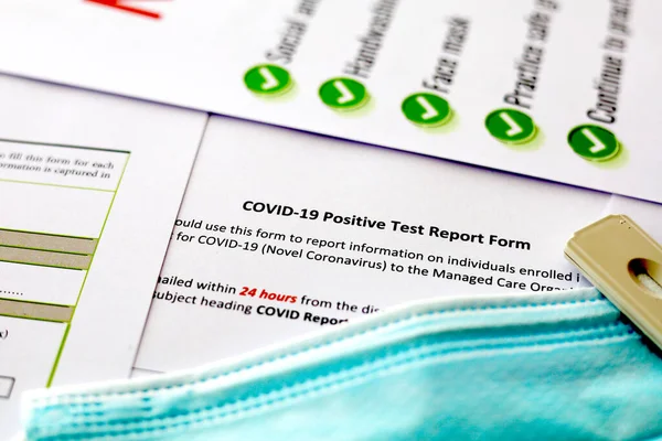 Een Covid Positief Testverslag Formulier Met Medische Apparatuur Gezondheidscontrole — Stockfoto