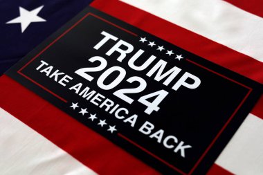 Trump Amerika 'yı Dalgalı Amerikan Bayrağının Üzerinden Geri Aldı