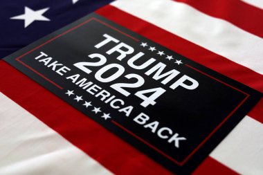 Trump Amerika 'yı Dalgalı Amerikan Bayrağının Üzerinden Geri Aldı
