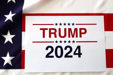 Trump Amerika 'yı Dalgalı Amerikan Bayrağının Üzerinden Geri Aldı