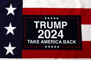 Trump Amerika 'yı Dalgalı Amerikan Bayrağının Üzerinden Geri Aldı
