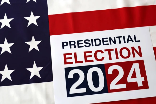 Präsidentenwahl 2024 wegen schwenkender amerikanischer Flagge — Stockfoto