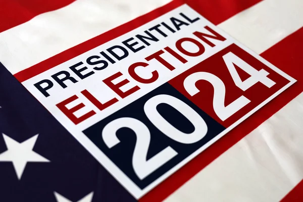Präsidentenwahl 2024 wegen schwenkender amerikanischer Flagge — Stockfoto