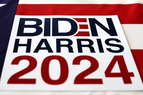 Biden Harris 2024 El sallayan Amerikan Bayrağı Üzerine Yazıldı — Stok fotoğraf