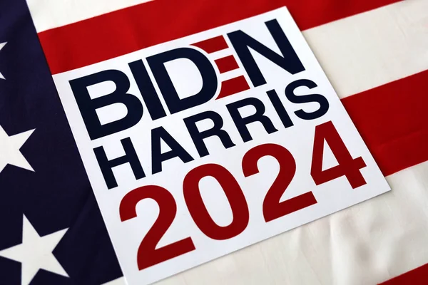 Biden Harris 2024 Geschreven over golvende Amerikaanse vlag — Stockfoto