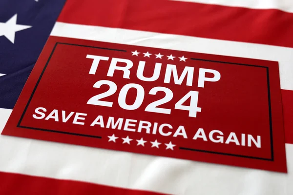 Trump lleva a Estados Unidos de vuelta ondeando bandera estadounidense Fotos de stock libres de derechos