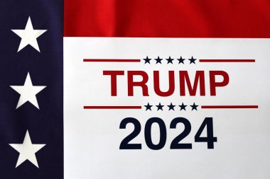 Trump Amerika 'yı Dalgalı Amerikan Bayrağının Üzerinden Geri Aldı