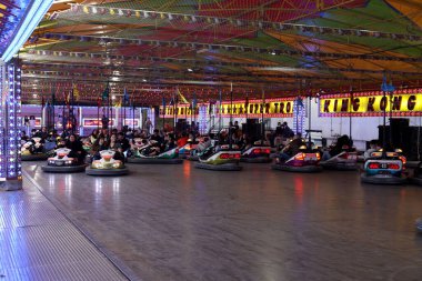 Cazibe Kutlaması Renkli Karnaval Fuar Oyunları Eğlencesi