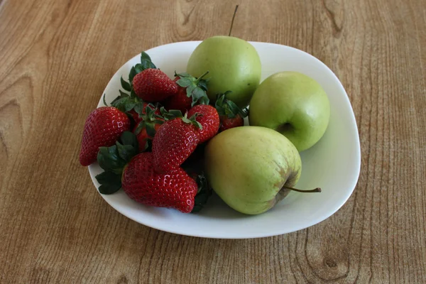 Apples and strawberries — Stock Photo, Image