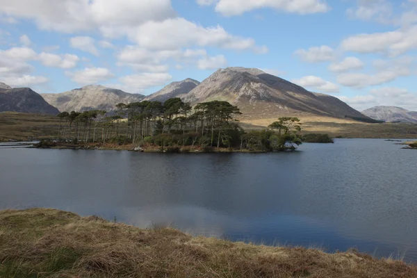 Krajobraz z jeziorem w connemara, Irlandia. — Zdjęcie stockowe