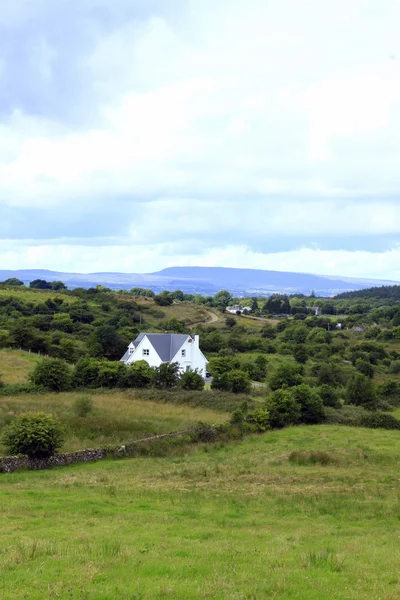 Landschaft mit Haus — Stockfoto