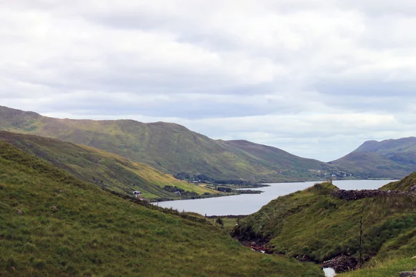 Paysage avec lac et montagnes — Photo