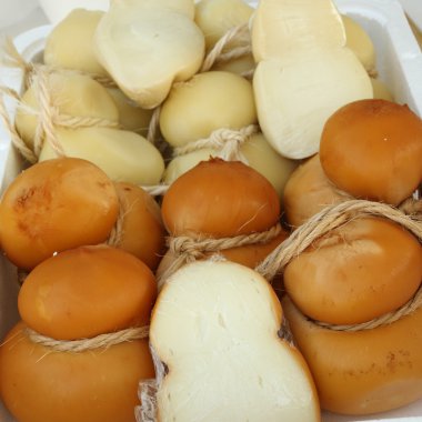 caciocavallo peynir İtalyan çiftçi pazarda