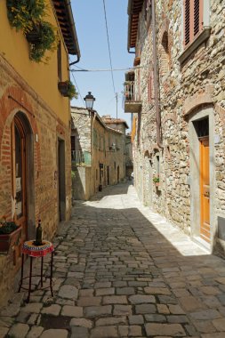 tuscan borgo montefioralle taşlı dar sokak