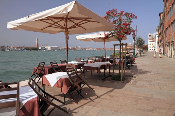 Restaurangen på ön giudecca med fantastisk utsikt över Venedig — Stockfoto