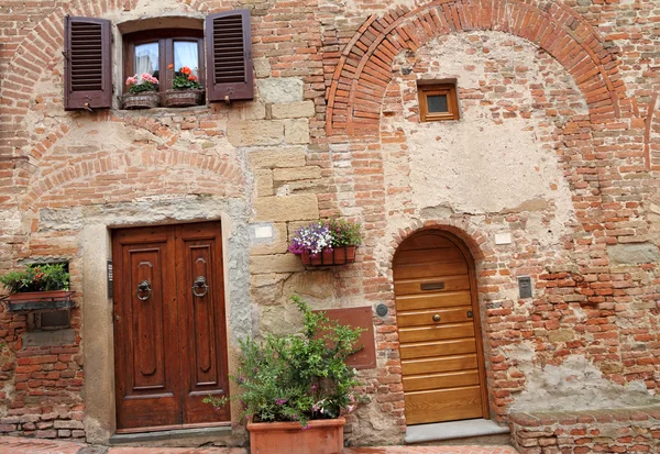 Malerische Eingänge zu den toskanischen Häusern — Stockfoto