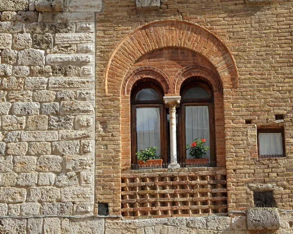 Beautiful old window with arc and column — Stock Photo, Image