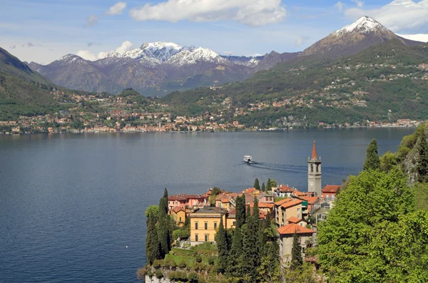Paesaggio fantastico del lago Vieni con Varenna villaggio — Foto Stock