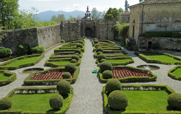 Elegant italian garden of Villa Torrigiani near Lucca — Stock Photo, Image
