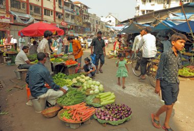 Mumbai, Hindistan - 27 Kasım: Hindistan Kasım tarihinde tipik sebze semt pazarı. 27, 2010 de mumbai, Hindistan. Gıda hawkers Hindistan Genel hijyen ve temizlik standartlarının farkında değiller.