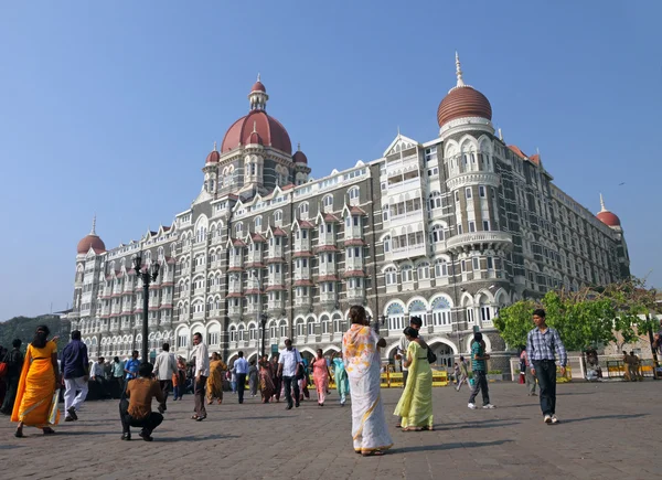 Mumbai, india - november 27:tourists voor de taj mahal p — Stockfoto