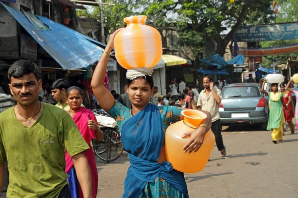 MUMBAI, ÍNDIA - NOVEMBRO 26: Mulher indiana carrega jarros de água em In — Fotografia de Stock