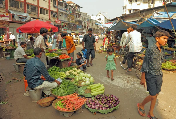 Mumbai, Hindistan - 27 Kasım: Hindistan Kasım tarihinde tipik sebze semt pazarı. 27, 2010 de mumbai, Hindistan. Gıda hawkers Hindistan Genel hijyen ve temizlik standartlarının farkında değiller. — Stok fotoğraf