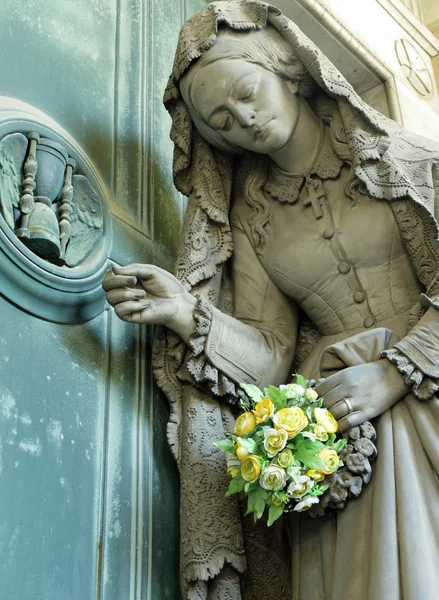 Страждаюча жінка з квітами — стокове фото