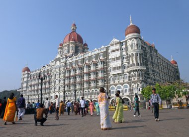 Mumbai, Hindistan - Kasım 27:tourists önünde taj mahal p