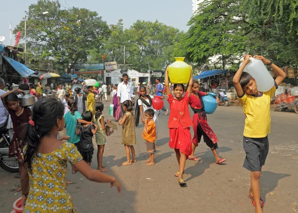 MUMBAI, ÍNDIA-NOVEMBRO 26: Crianças que transportam água em 26 de novembro de 2010 — Fotografia de Stock