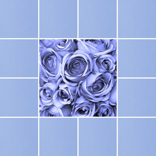 Карточка с голубыми розами и бумагой ручной работы — стоковое фото