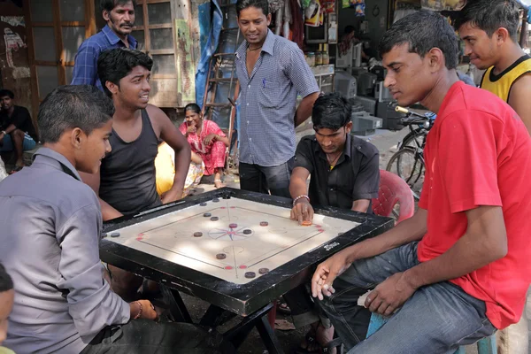 Homens jogando jogo de tabuleiro na rua em Mumbai, Índia , — Fotografia de Stock